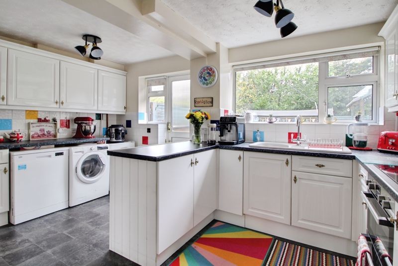 Dewpond Close, St. Neots image 6