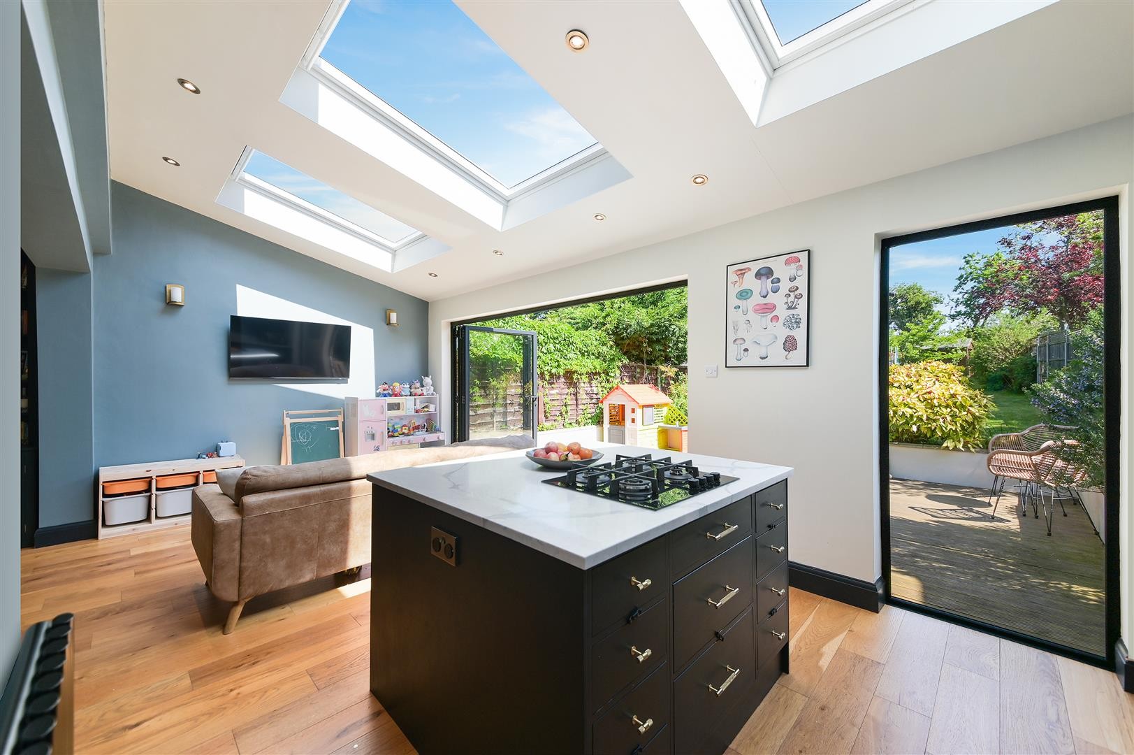 Roundwood Way, Banstead image 2