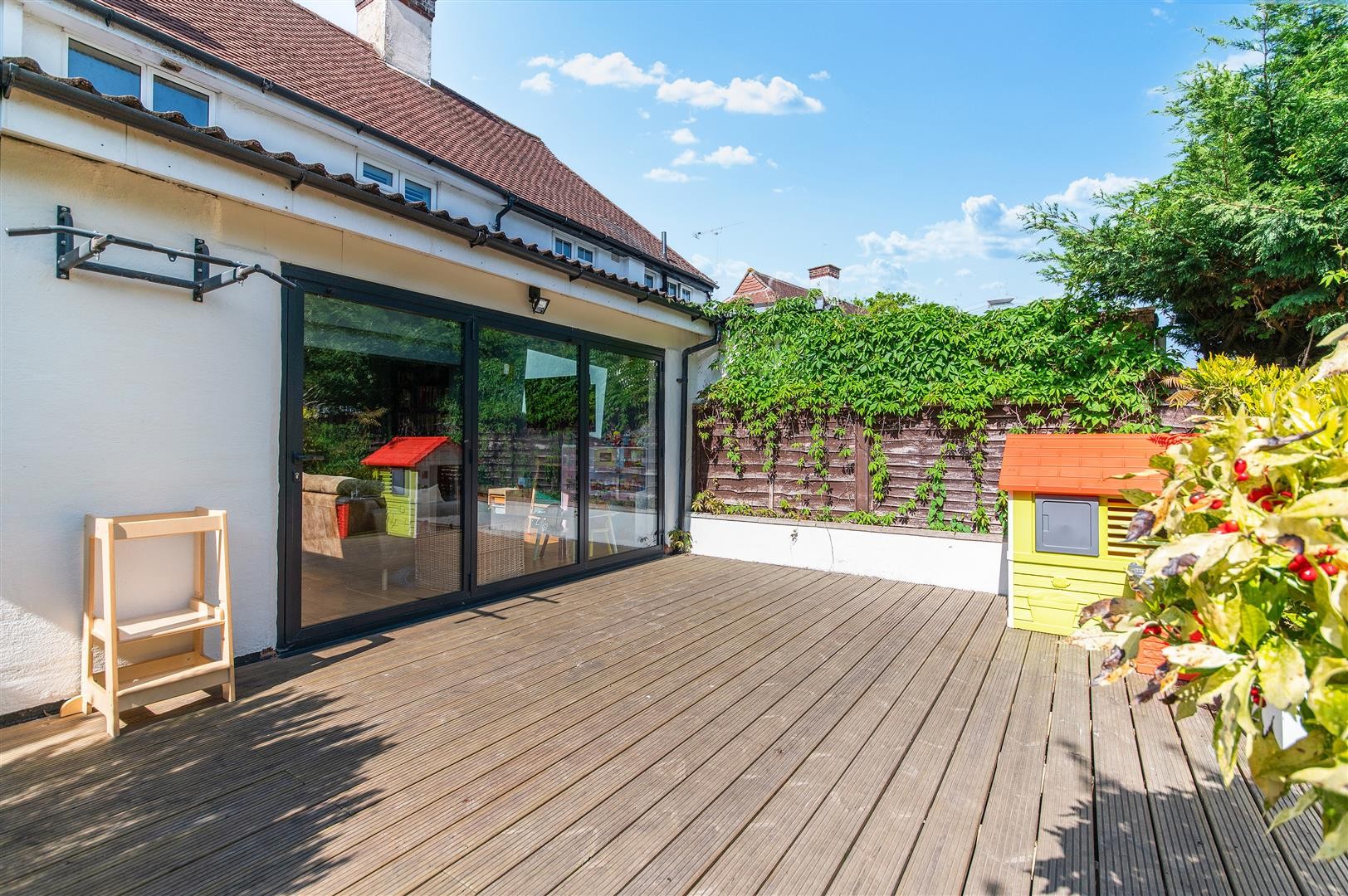 Roundwood Way, Banstead image 16