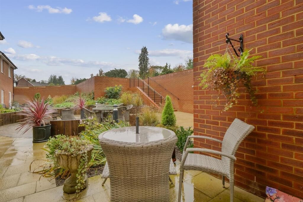 Outwood Lane, Chipstead, Coulsdon image 1