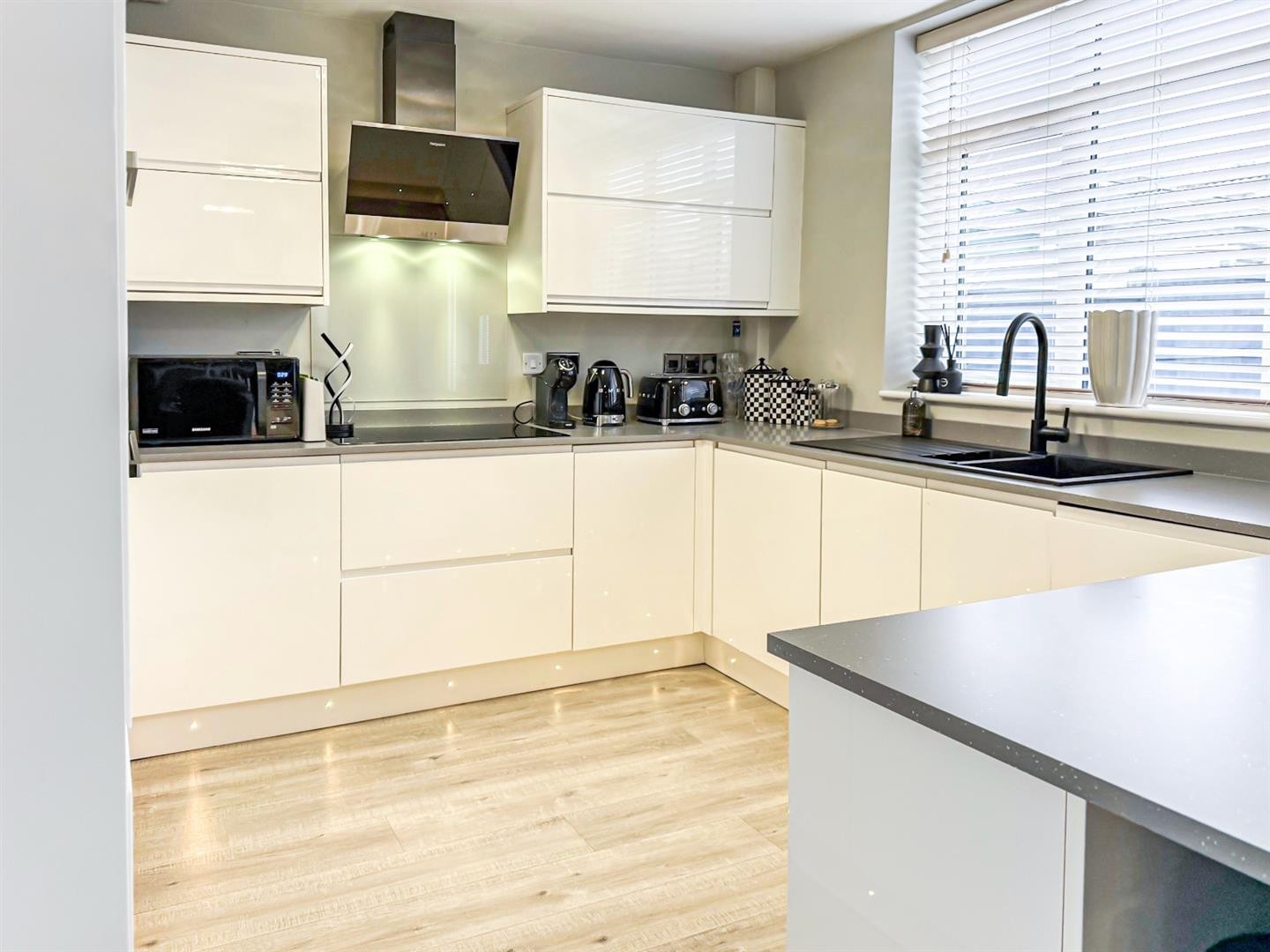 Lentons Lane, Aldermans Green, Coventry * BEAUTIFUL THROUGHOUT * image 3