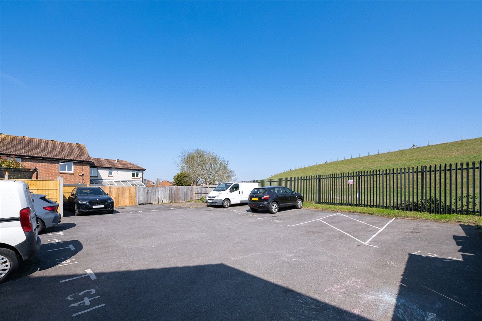 Shaw Drive, WALTON-ON-THAMES, Surrey image 18