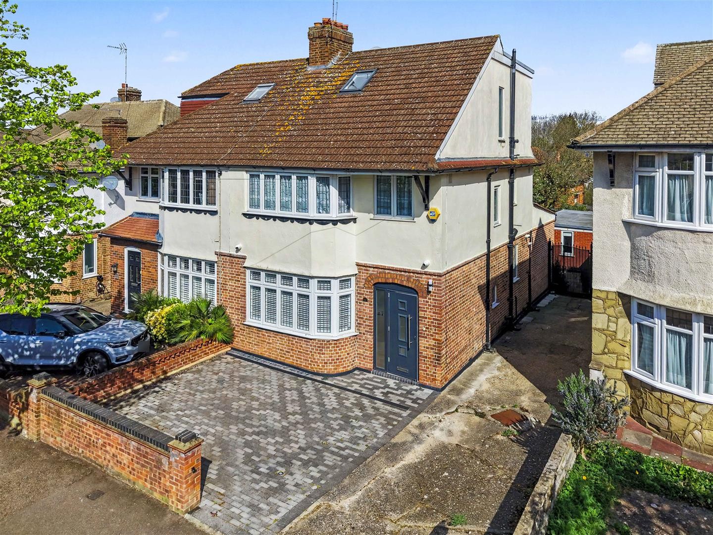 Hawkwood Crescent, Chingford image 1