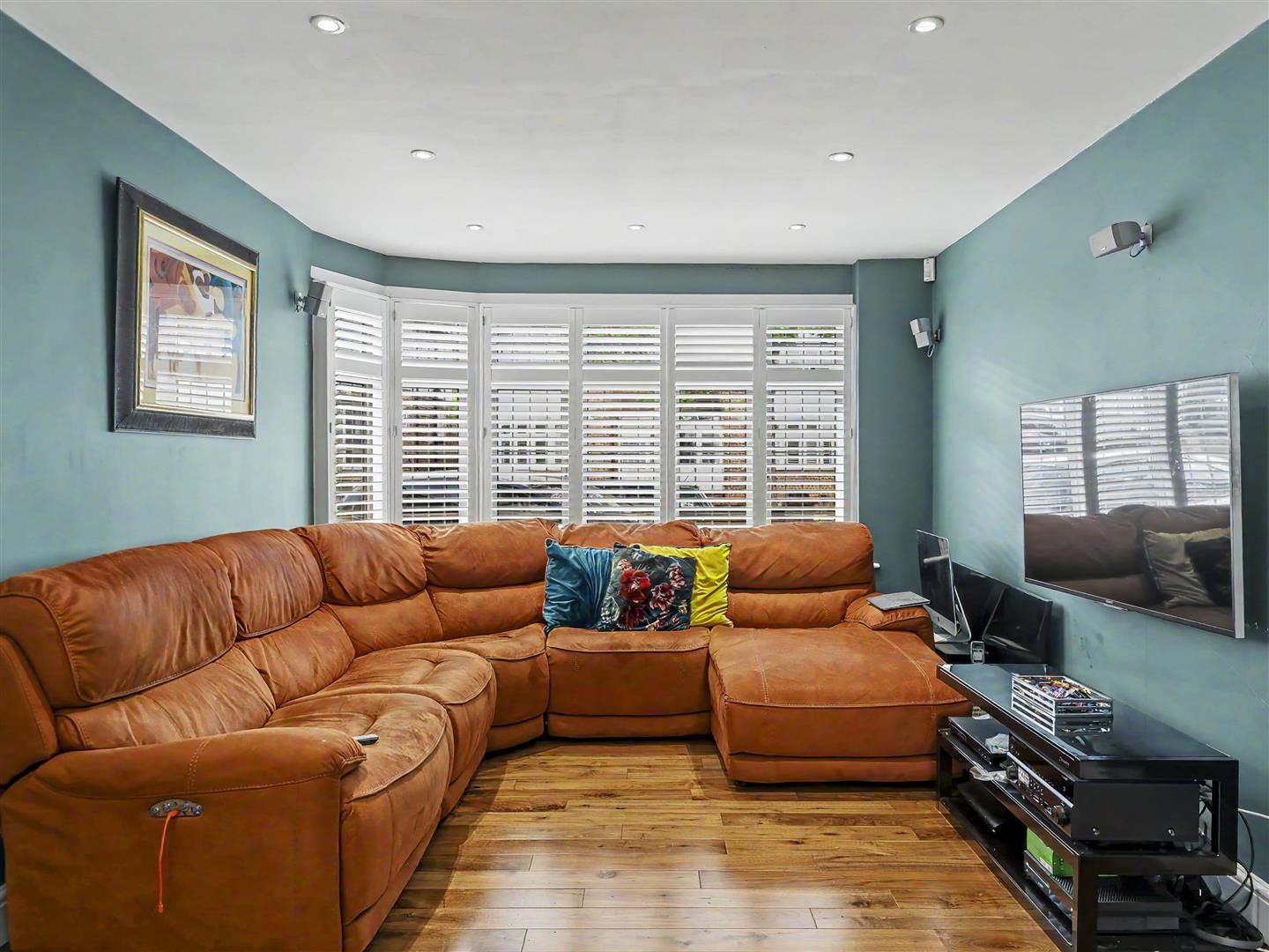 Hawkwood Crescent, Chingford image 3