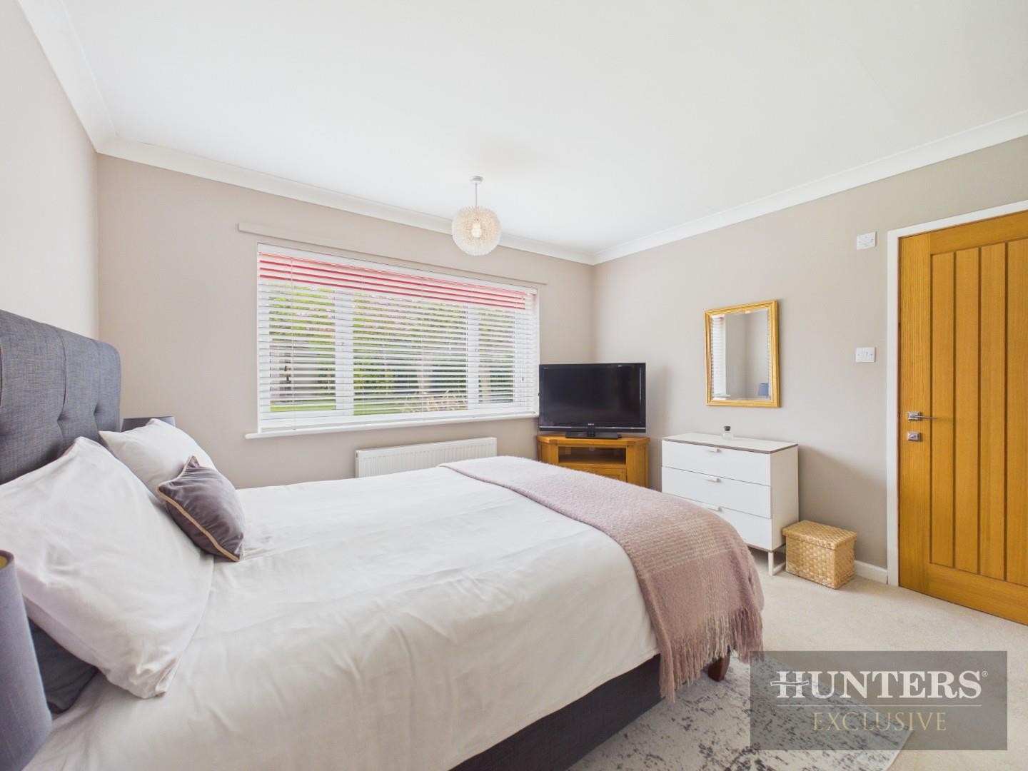 Queen Margarets Road, Scarborough image 14
