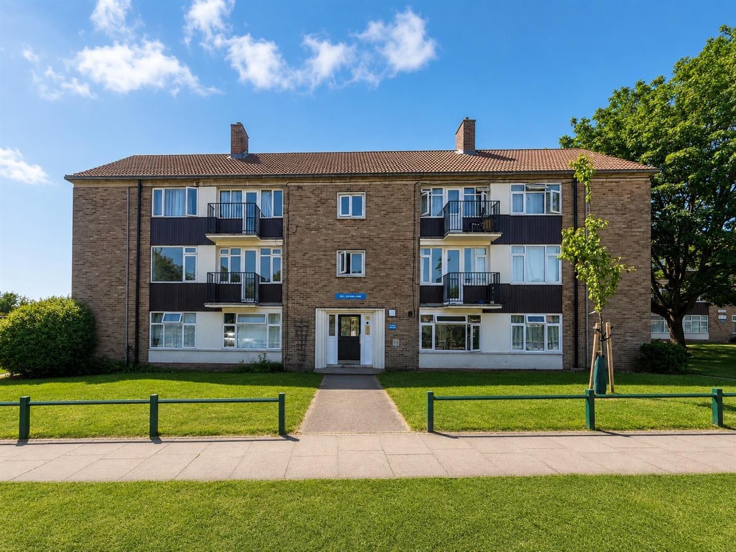 Hoe Lane, Enfield image 1